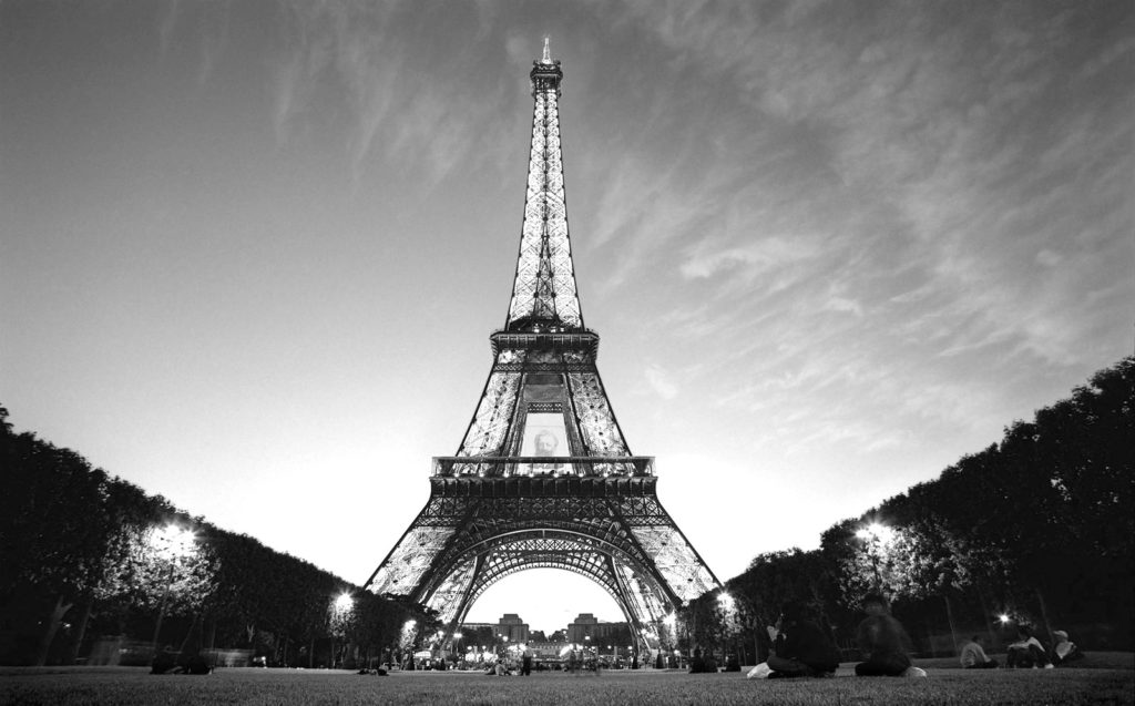 pictures of the eiffel tower in black and white